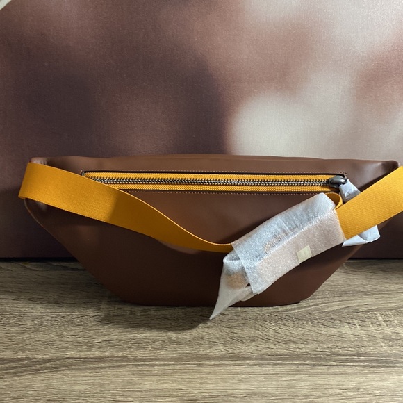 Coach Track Belt Bag In Rainbow Signature Canvas NWT - Picture 2 of 10